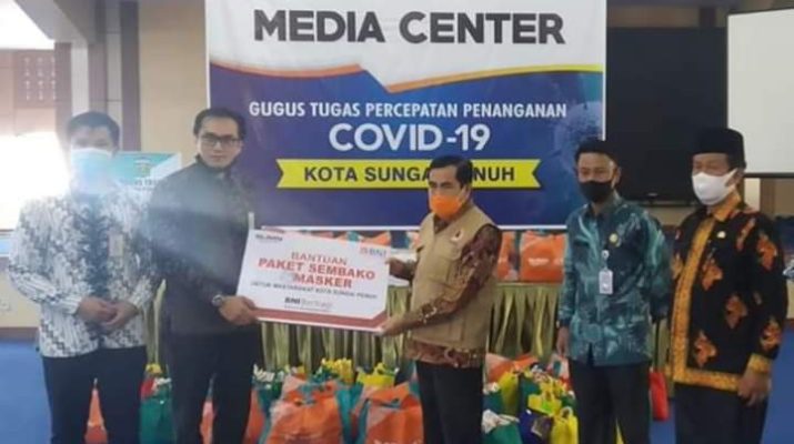 Walikota Terima Bantuan 50 Paket Sembako dan 160 Masker
