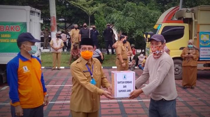 Gubernur Serahkan Bantuan Paket Sembako Untuk Petani