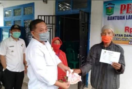 Kades Ulu Air Salurkan BLT Ke 102 KK