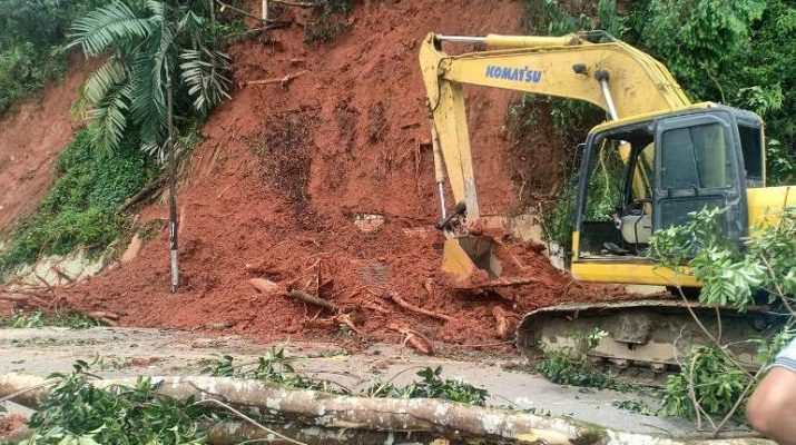 Hujan deras di Merangin, Minggu (17/5/2020) malam hingga Senin (18/5/2020) dinihari kantor pengadilan hingga jalan arah kerinci longsor.