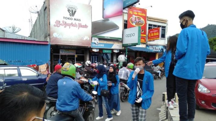 Dinamika Jambi - Partisipasi dalam pemutusan mata rantai Covid-19, BEM STIA-NUSA bagikan masker untuk pengendara dan pengujung pasar