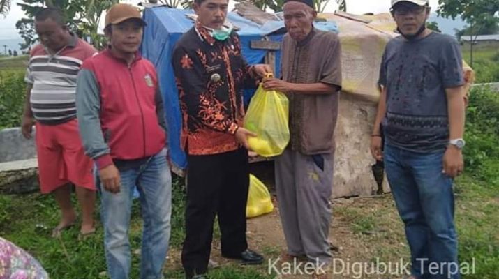 Kakek Seh Ba'i digubuk terpal di Desa Pancuran Tiga, Kecamatan Danau Kerinci Barat Kabupaten Kerinci viral, Bupati Kerinci turunkan camat. 