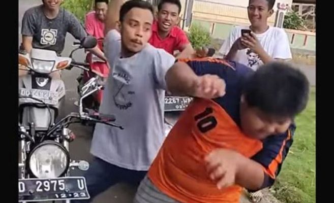 Kesal, emosional komentar warganet. Kasus bully anak penjual kue itu, warganet emosi dan bahkan ada yang hadiahi 500 ribu menangkap pelaku.