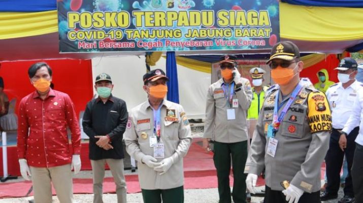 Ketua DPRD Provinsi Jambi Edi Purwanto, Rabu 8 April 2020 pantai posko terpadu penanganan Covid-19. Ia bersama Gubernur dan Kapolda Jambi.