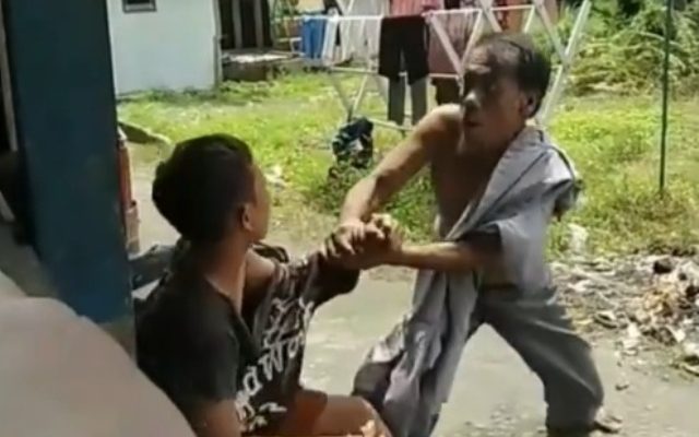 Aksi main hakim sendiri viral di media sosial, Rabu 20 Mei 2020. Lari karena takut anjing malah disangka pencuri, 3 pemulung dipukuli