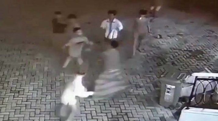 Media sosial geger video pengeroyokan marbot masjid di Palembang, Kamis 21 Mei dinihari. Marbot ladeni 5 pria yang pakai sadal ke Masjid