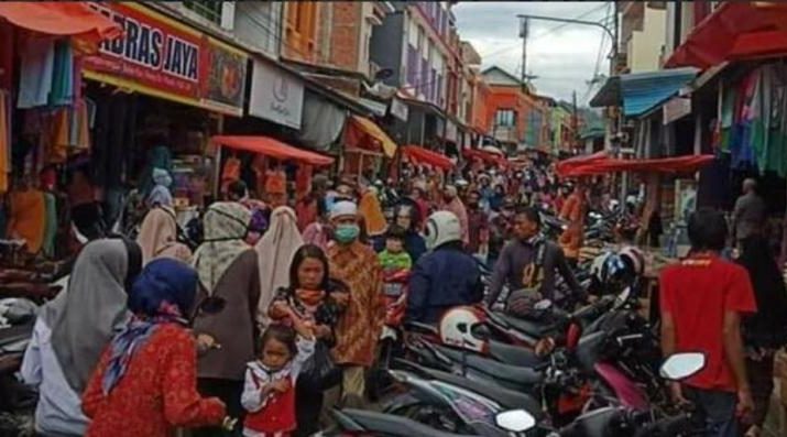 Mengerikan jelang lebaran, warga padati pasar Sungai Penuh, Jumat 22 Mei 2020. Protokol kesehatan Covid-19 pun tampak terabaikan.