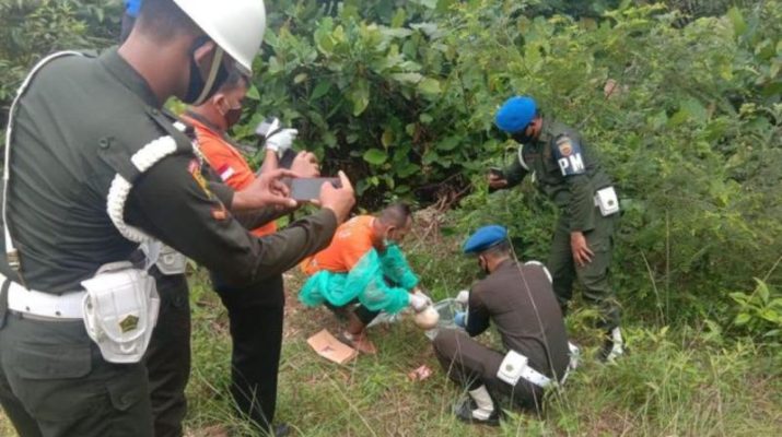 Dinamika Jambi - Sadis. Oknum anggota TNI dan pelakor habisi istrinya dengan sadis, mertua cari sisa tubuh anaknya yang dimutilasi. 