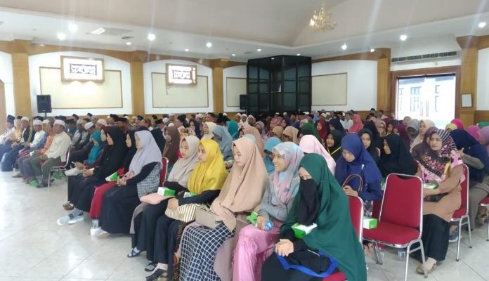 Pemkab Muaro Jambi beri SK Dai dan Guru Tahfiz, Rabu (12/02/2020). Sebanyak 75 Guru dan 85 Dai Kontrak yang baru saja lulus, menerimanya. 