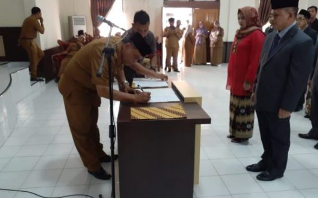 Pemkab Muaro Jambi lantik 31 pejabat Eselon III dan IV, Senin (10/02/20). Baru-baru ini, promosi dan rotasi dilakukan terhadap 111 pejabat.