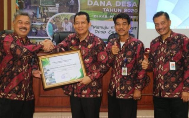 Pemkab Muaro Jambi kembali raih penghargaan, kali ini untuk penyaluran Dana Desa. Wabup Bambang Bayu Suseno menerima langsung penghargaan.