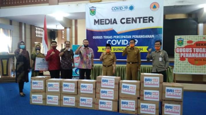 Pemkot Sungai Penuh terima APD atau Alat Pelindung Diri bantuan BRI Sungai Penuh. Bantuan diterima di Sekretariat Gugus Tugas