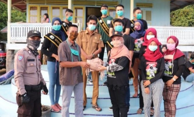 Anggota DPRD Muaro Jambi Bagikan Masker Gratis