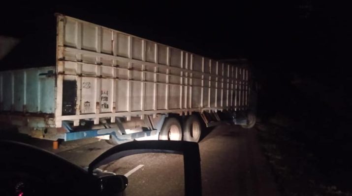 Warga membakar ban bekas dan menutup jalan lintas di Karang Mendapo, Jumat (29/05/2020). Sodikin dan bayinya, tertahan aksi blokir jalan di Karmen.
