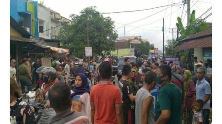 Warga Dusun II, Desa Payageli, Deliserdang heboh. Tiba-tiba 2 pemuda di Sunggal saling bacok, Kamis (28/05/20) tewas bersimbah darah.