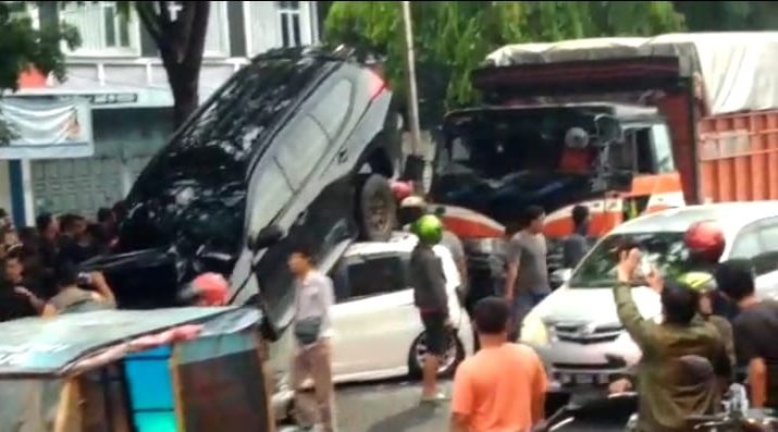Viral kecelakaan beruntun terjadi di Ringroad Medan tepatnya kawasan Mal Manhattan, Kamis (14/5/2020) sore, Pajero naik di atas Honda Jazz