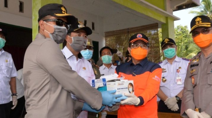 Wabup Muaro Jambi, BBS dampingi tim Gugas Covid-19 Provinsi Jambi yang turun ke Mestong, Rabu 1 April 2020. Wabup berharap warga patuhi