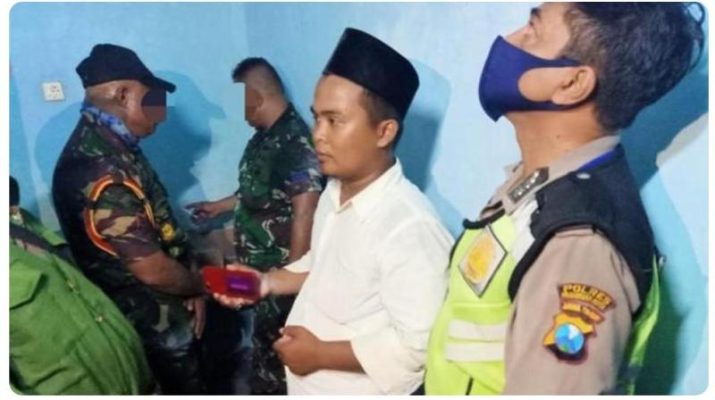 Alamak, 3 oknum TNI diamankan warga, Sabtu (20/6/20). Humas Polres Pasuruan, Minggu (21/6/20) menyebutkan, hal ini terkait padamnya listrik