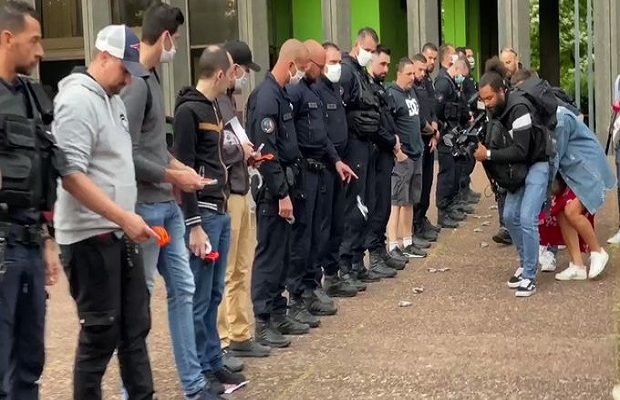 Biasanya aparat kepolisian kawal aksi demo, tapi bagaimana kalau polisi protes dan gelar aksi demo? Ya, buntut kematian George Floyd