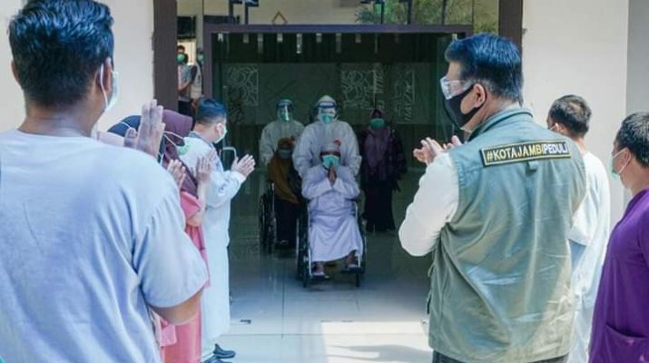 Momen Bahagia, Saat 2 Pasien Positif Sembuh Dipulangkan