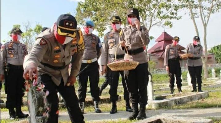 Kapolres Kerinci Tabur Bunga di Makam Pahlawan