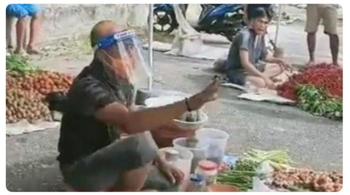 Sebuah video memperlihatkan penjual di pasar Ampera, Bengkulu Selatan viral. Bupati nyamar jadi tukang sayur, mendapatkan protes pedagang. 