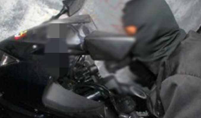 Kepergok Curi Motor, Bocah SD Ini Ngumpet Dalam Got