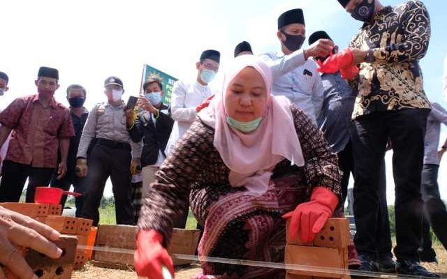 Bupati Muaro Jambi, Hj Masnah Busro, Sabtu (18/7) hadiri peletakan batu pertama Ponpes Darul Arifin di Jalan Nes, Kelurahan Pijoan