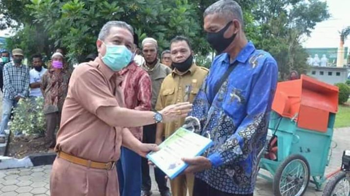 Bupati Serahkan 24 Unit Alat Mesin Pertanian Pada 22 Kelompok Tani