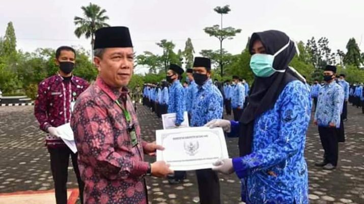 Bupati Batanghari Berikan SK CPNS dan Pengambilan Sumpah