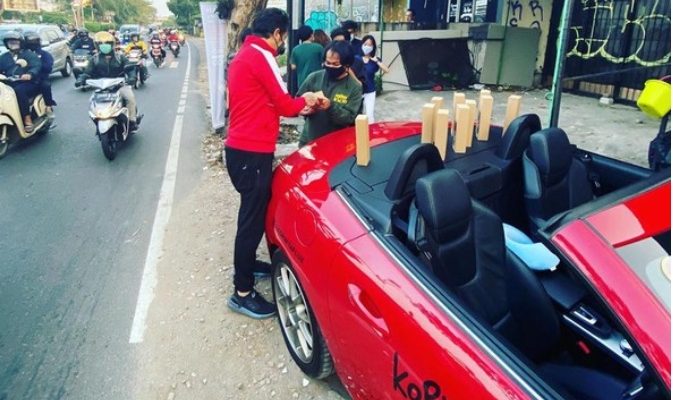 Viral, Penjual Kopi ini Pakai Mobil Mewah Mercy Saat Layani Konsumen