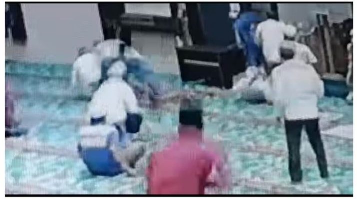 VIRAL - Video Imam masjid ditikam tengah berdoa, Kamis (23/7/20) bikin geger. Video berdurasi 41 detik itu merekam aksi 2 pria.