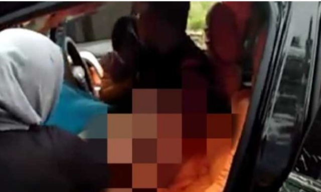 Seorang pria oknum dewan di Morowali ketangkap selingkuh, akibatnya pelakor nyaris telang oleh istri yang menangkap basah keduanya di mobil