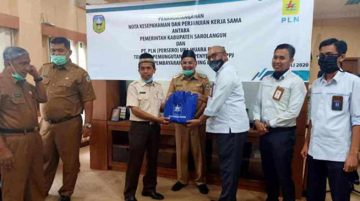 Pemkab Sarolangun teken MoU dengan PLN UP3 Muaro Bungo, Selasa (14/7/20). Sejumlah kesepakatan, tertuang dalam MoU itu. 
