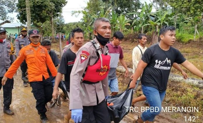 DINAMIKA JAMBI - Pemuda dari Kabupaten Tebo, Rabu 8 Juli 2020 korban tenggelam di tempat wisata di Kabupaten Merangin akhirnya ditemukan.