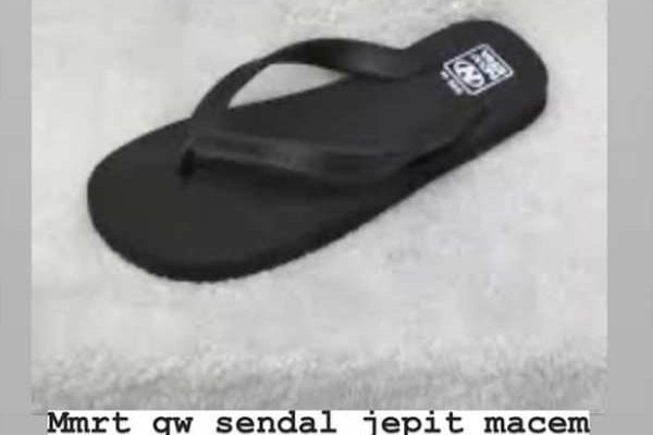 Salah satu pemilik kafe tengah jadi perbincangan. Aturan sandal jepit masuk cafe seperti dilarang, warganet bully sang pemilik cafe