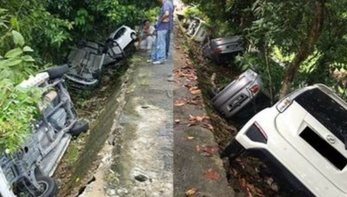 Hendak Datang ke Pernikahan, Mobil Rombongan Pengantin Ini Terbalik