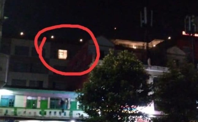 Lagi Asyik Wik Wik Lupa Tutup Tirai Kamar, Eh Jadi Tontonan Warga