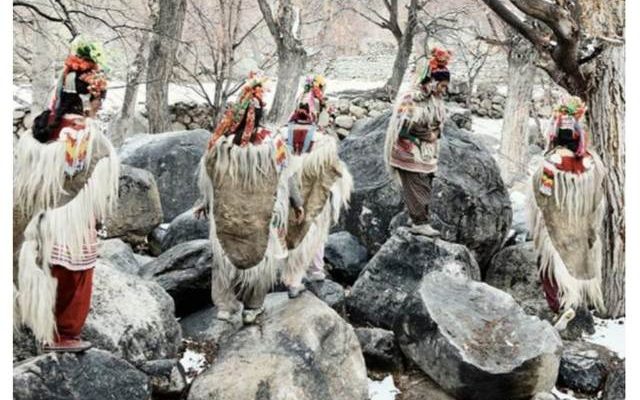 Kasus tukaran pasangan bahkan istri, menghebohkan publik lantaran budaya. Tapi, ternyata bertukar istri, ada tradisinya di Suku Bropka.
