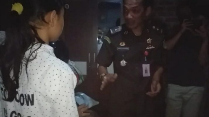 Seorang ayah nekat curi hape demi belajar daring anaknya viral, membuat Kejari Garut datangi rumahnya malam-malam. Petugas terenyuh melihat kondisinya