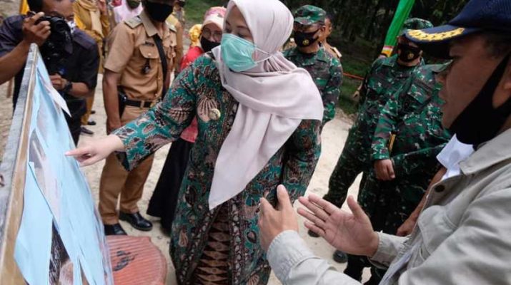 Bupati Muaro Jambi, Hj Masnah Busro resmikan jalan Karya Bhakti TNI di Bahar Utara, Selasa 4 Agustus 2020. Lebar jalan tersebut, 12 meter
