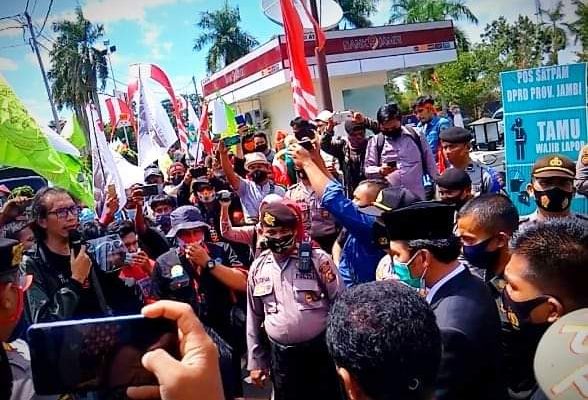 Usai Paripurna, Ketua DPRD Dikasih Sayur Oleh Petani Jambi