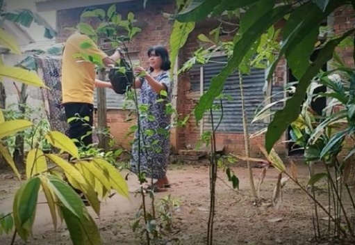 Lagi, YouTuber Prank Kasih Daging ke Emak-emak, Isi Sampah