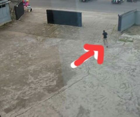 Kasus perselingkuhan bikin geger lagi di Jambi. Oknum kades di Muaro Jambi kabur, setelah suami selingkuhan masuk ke hotel.