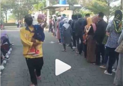 Bederet, Puluhan Orang Tengah Antrean Mau Cerai di PA