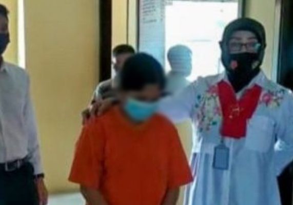 Ditagih 50 Ribu, 1 Wanita Pakai Silet Buat 3 Pria Tak Berdaya