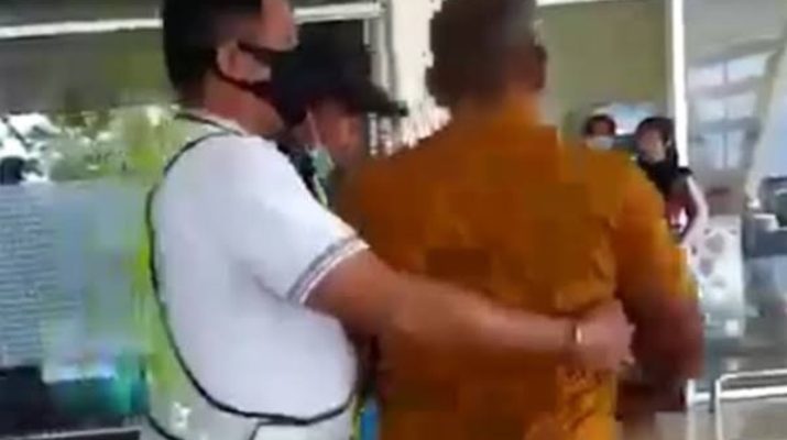 Turun Dari Mobil, Oknum Anggota DPRD Ini Pukul Petugas Bandara
