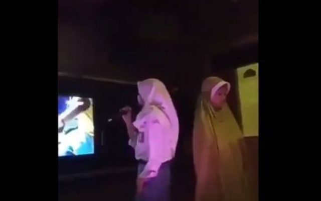 Salut, Temannya Nyanyi Lagu Koplo, Pelajar Ini Khusyuk Sholat