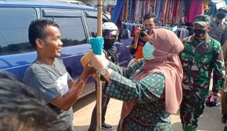 Bupati langsung datangi warga yang tak pakai masker