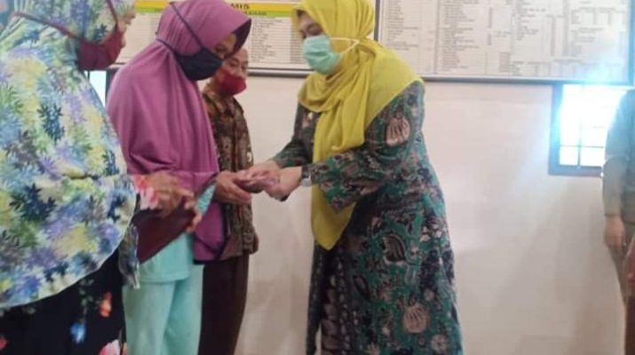 Serahkan BLT di Desa Sarang Burung, Kades Puji Bupati Aktif ke Lapangan